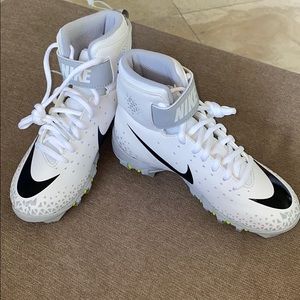 Nike Boys Force Savage Shark football clea…